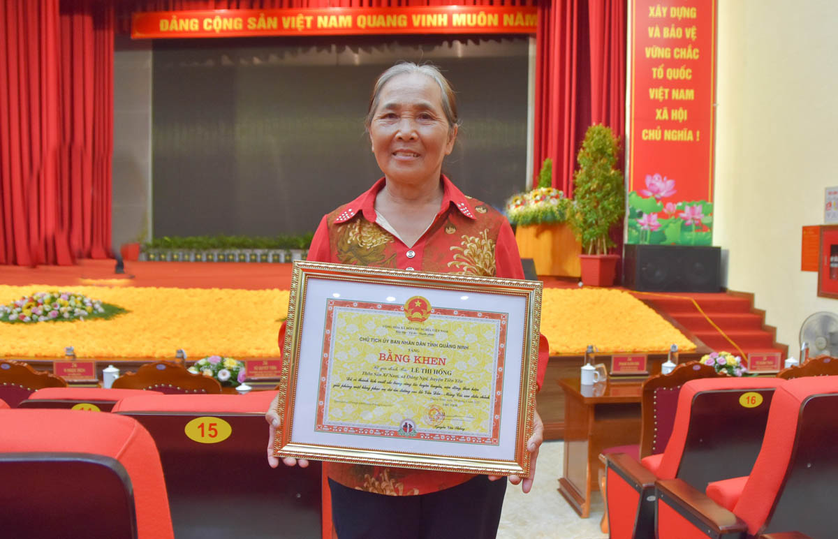 Bà Lê Thị Hồng được Chủ tịch UBND tỉnh khen thưởng trong bàn giao mặt bằng phục vụ thi công dự án cao tốc Vân Đồn - Móng Cái.