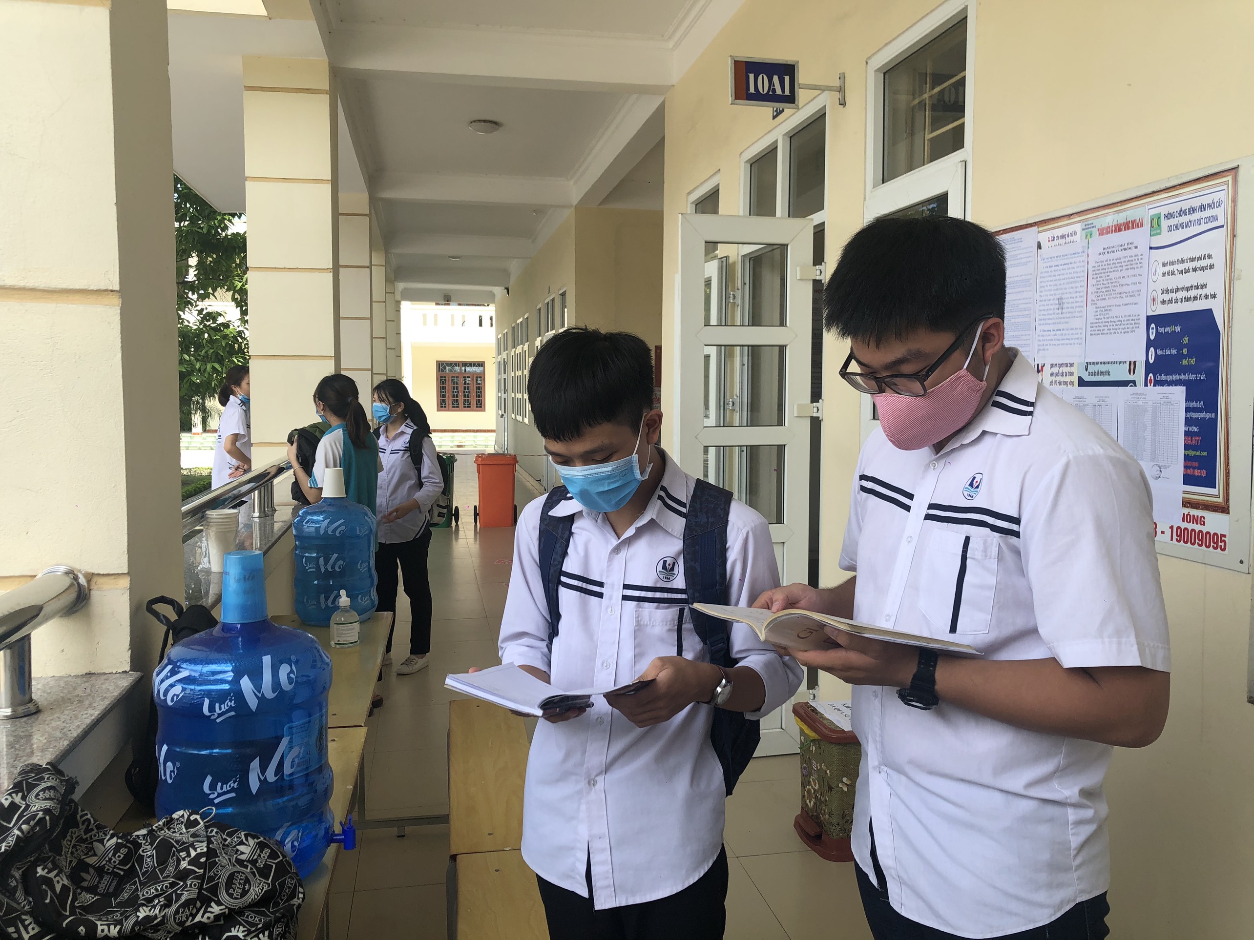 Thí sinh dự thi tại Điểm thi THPT Uông Bí ôn lại bài trước khi vào phòng thi.
