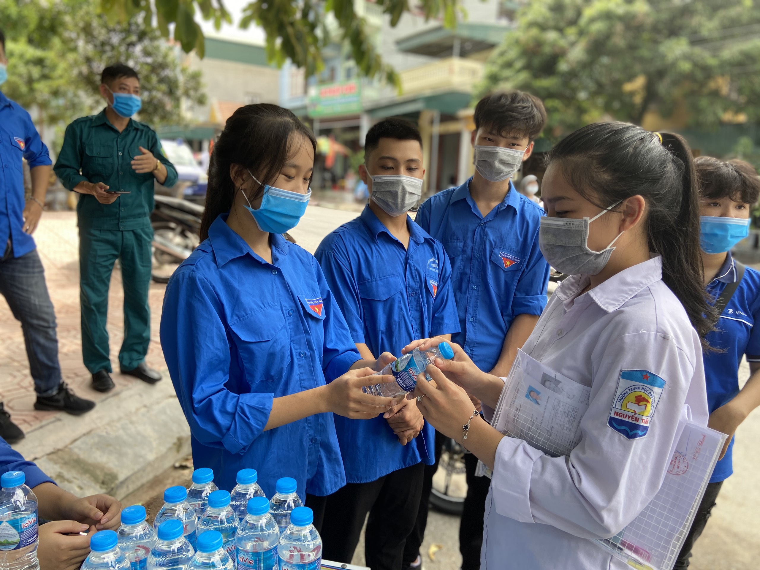 Lực lượng thanh niên tình nguyện phát nước uống miễn phí cho các thí sinh tại Điểm thi THPT Tiên Yên. Ảnh: Xuân Thao (CTV).