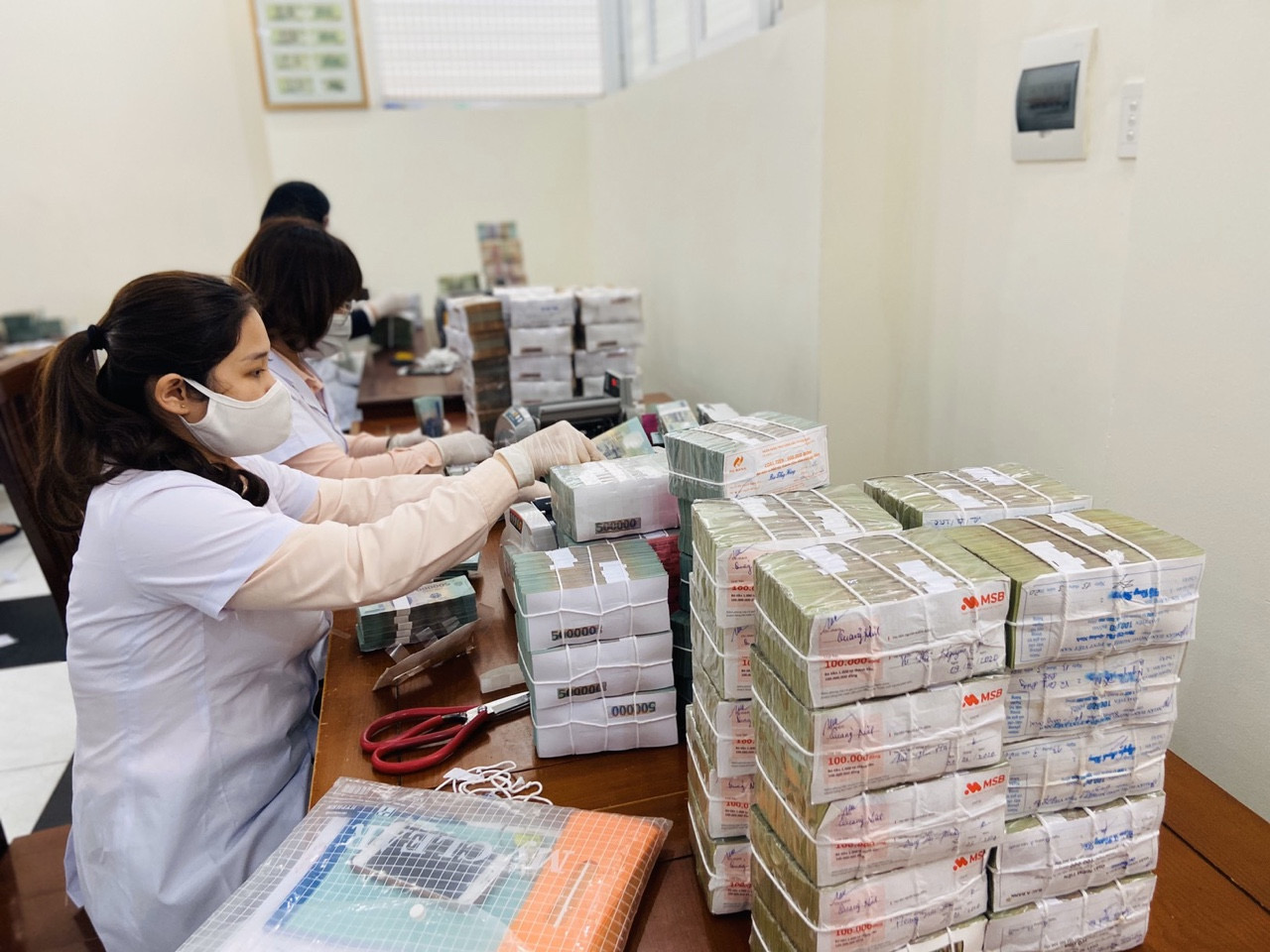  Kiểm đếm tiền mặt tại Ngân hàng Nhà nước Chi nhánh Quảng Ninh trước khi cung cấp cho các tổ chức tín dụng.