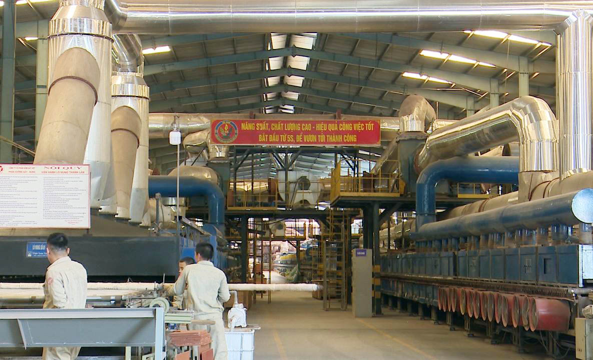 Sản xuất gạch ngói ở Công ty CP Gốm Đất Việt được vận hành theo tiêu chuẩn 5S (sàng lọc, sắp xếp, sẵn sàng, sạch sẽ, săn sóc).