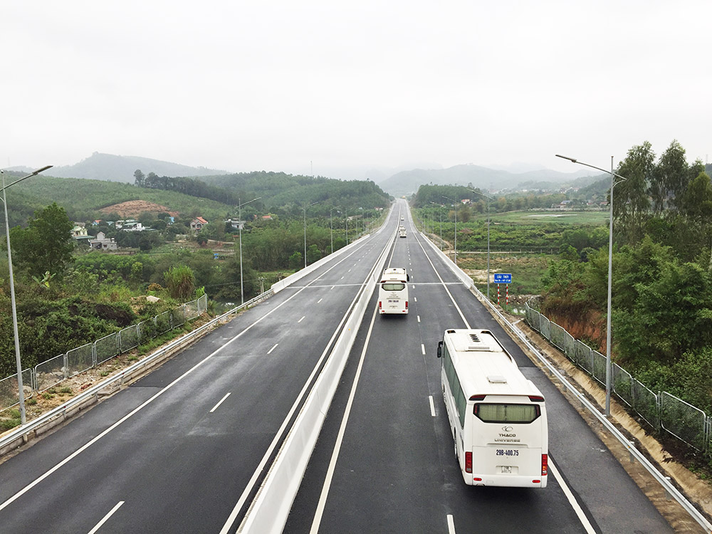 Đường cao tốc Hạ Long - Vân Đồn.