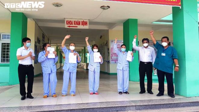 Trưa 10/8, 4 bệnh nhân COVID-19 điều trị tại Bệnh viện Phổi Đà Nẵng được xuất viện sau nhiều lần có kết quả xét nghiệm âm tính với SARS-CoV-2.