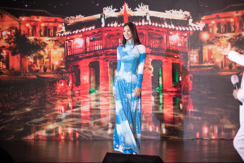 Hoa hậu Tiểu Vy trình diễn bộ áo dài của NTK Công Trí trong chương trình.