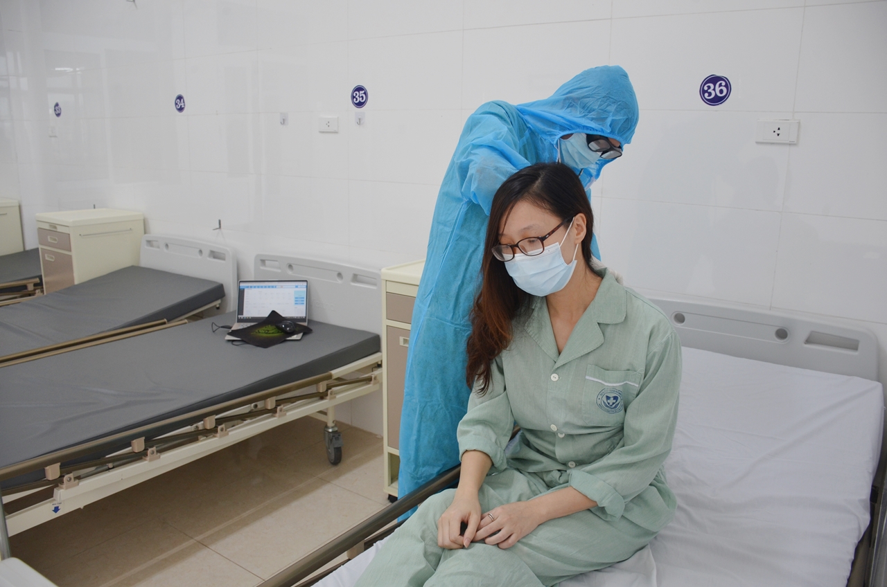  Chị Nguyễn Khánh Hồng được các y, bác sĩ Bệnh viện số 1 khám sức khỏe trong 14 ngày cách ly y tế.