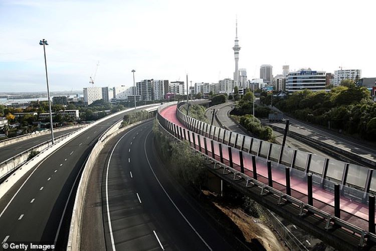  Các đường cao tốc ở Auckland không có xe cộ qua lại khi lệnh phong tỏa vì dịch COVID-19 có hiệu lực. Ảnh: Getty