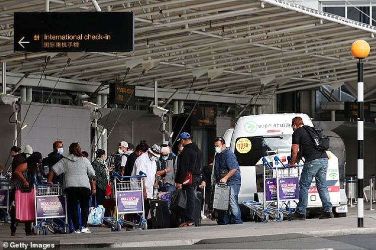 Hành khách đeo khẩu trang tại sân bay quốc tế Auckland hồi tháng 4. Ảnh: Getty Images