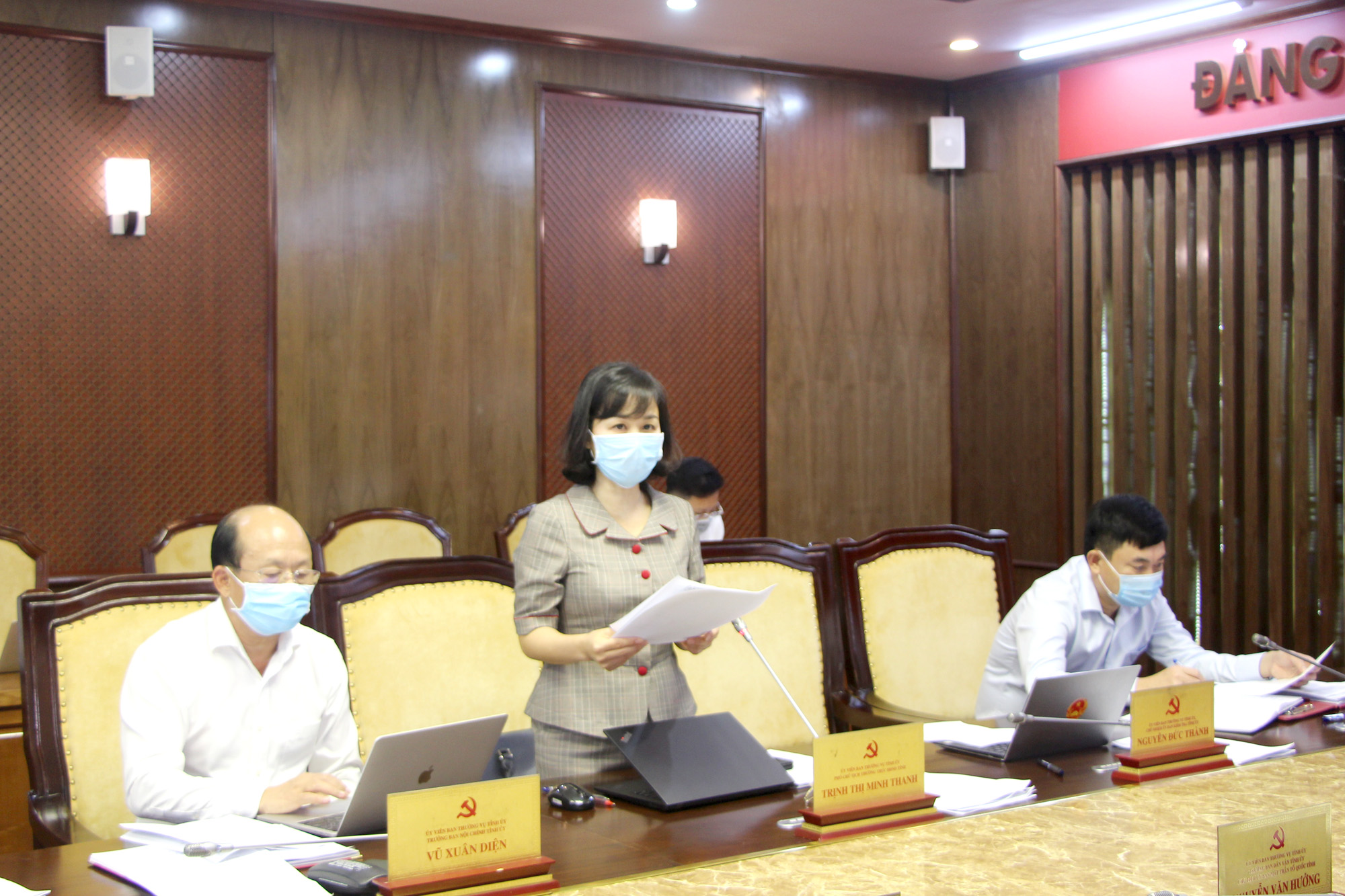 Đồng chí Trịnh Thị Minh Thanh, Phó Chủ tịch Thường trực HĐND tỉnh trình bày báo cáo tại cuộc họp.