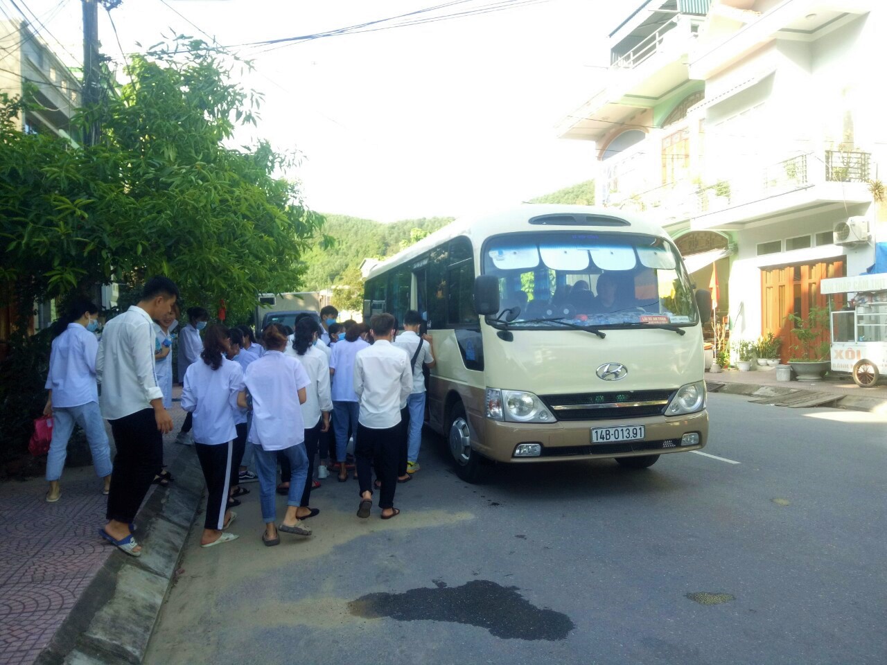 Huyện Tiên Yên bố trí xe đưa đón thí sinh ở xã điểm thi. Ảnh: Xuân Thao - CTV