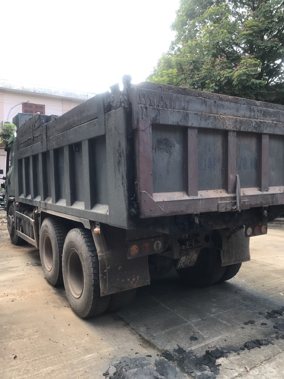  Xe tải chở than bùn chạy trốn của Đặng Hùng Cường được đưa về trụ sở công an thị xã