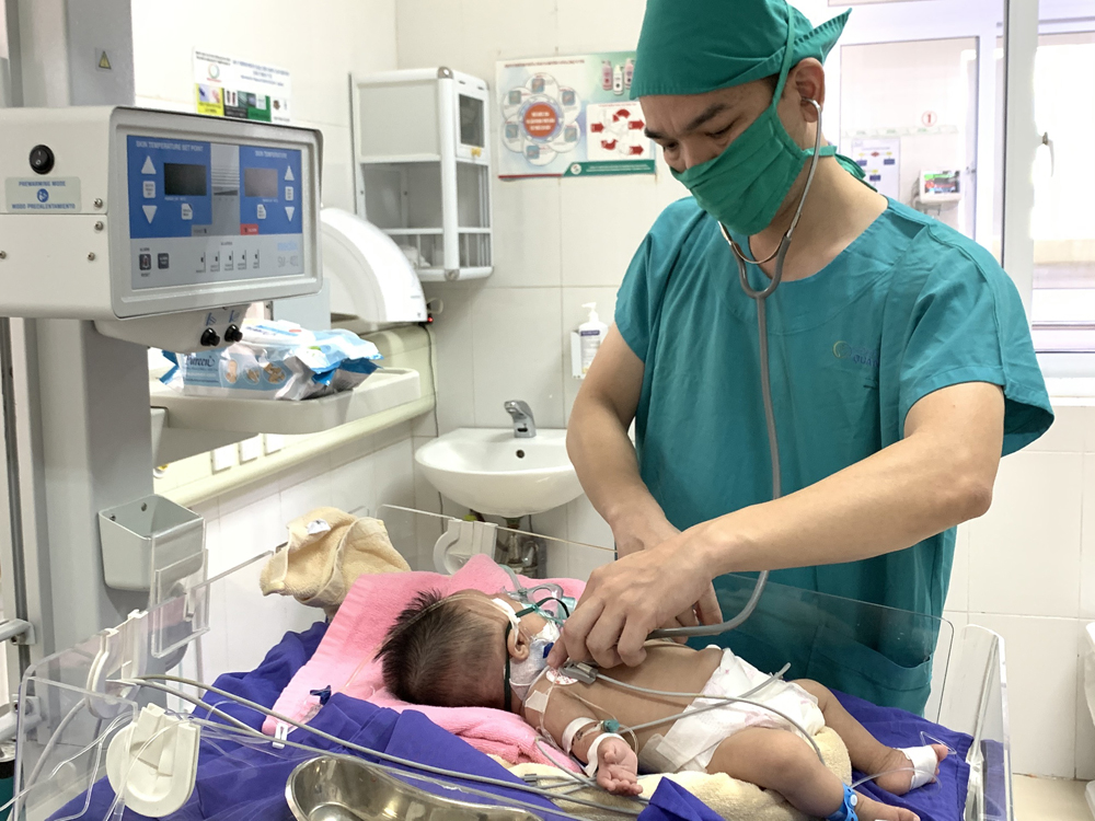 Kiểm tra sức khỏe của trẻ sơ sinh tại Bệnh viện Sản nhi tỉnh. Ảnh: Đức Thiêm (CTV)