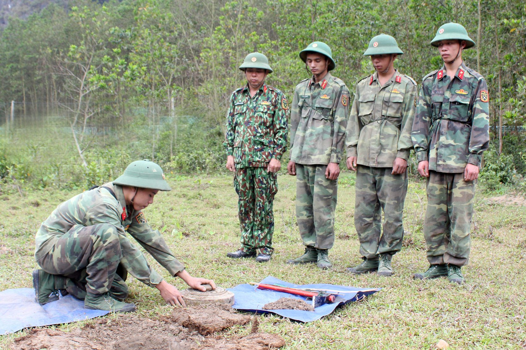 Lực lượng công binh được huấn luyện trước khi tham gia thực hiện nhiệm vụ rà phá bom mìn, vật nổ. 