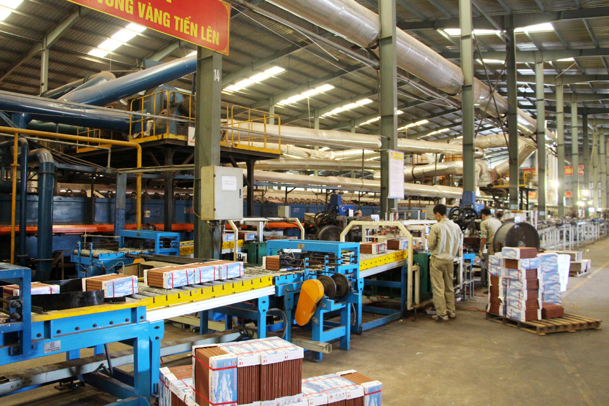 Sản xuất gạch, ngói tại Công ty CP gốm Đất Việt.