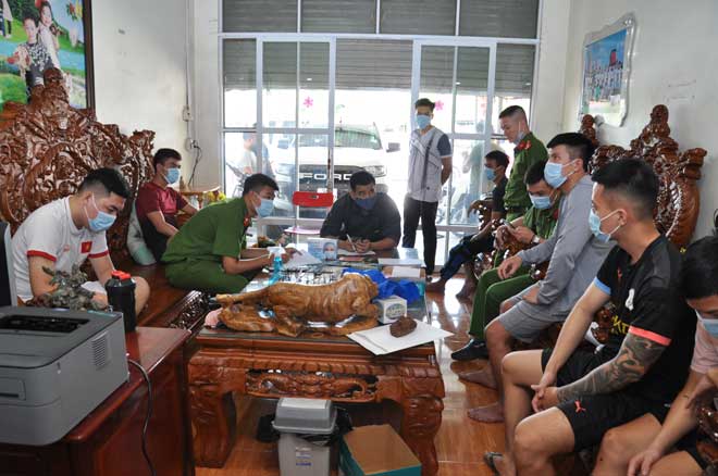 Phòng Cảnh sát hình sự Công an tỉnh Hải Dương lấy lời khai của các đối tượng đánh bạc.
