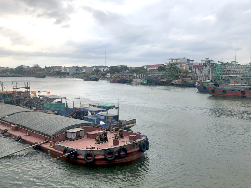 Khu neo đậu tránh trú bão của tàu, thuyền tại Sông Hà Cối, huyện Hải Hà.