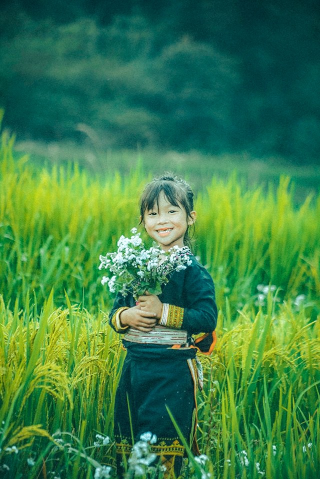 Nụ cười hồn nhiên của trẻ em Sa Pa trên thửa ruộng đang thay áo.