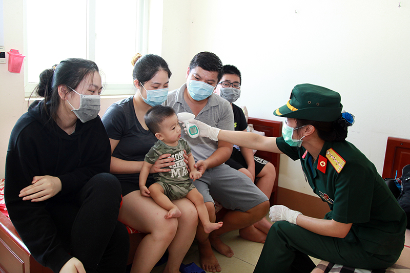 Gia đình em Lê Thùy Kim Ngọc, quê ở TP Hồ Chí Minh được quân y Bộ CHQS tỉnh, kiểm tra sức khỏe trước khi về với gia đình. 