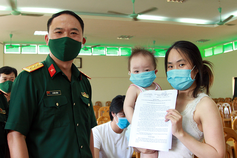 Thượng tá Lê Hồng Thắng, Phó Chính ủy Bộ CHQS tỉnh trao giấy chứng nhận hoàn thành 14 ngày cách ly cho các công dân.