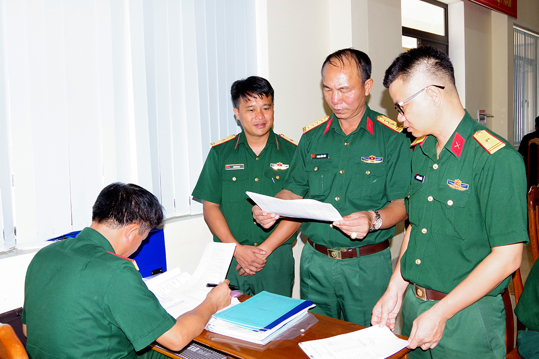 Đoàn công tác kiểm tra các kế hoạch, văn kiện PKND của Ban CHQS TP Cẩm Phả