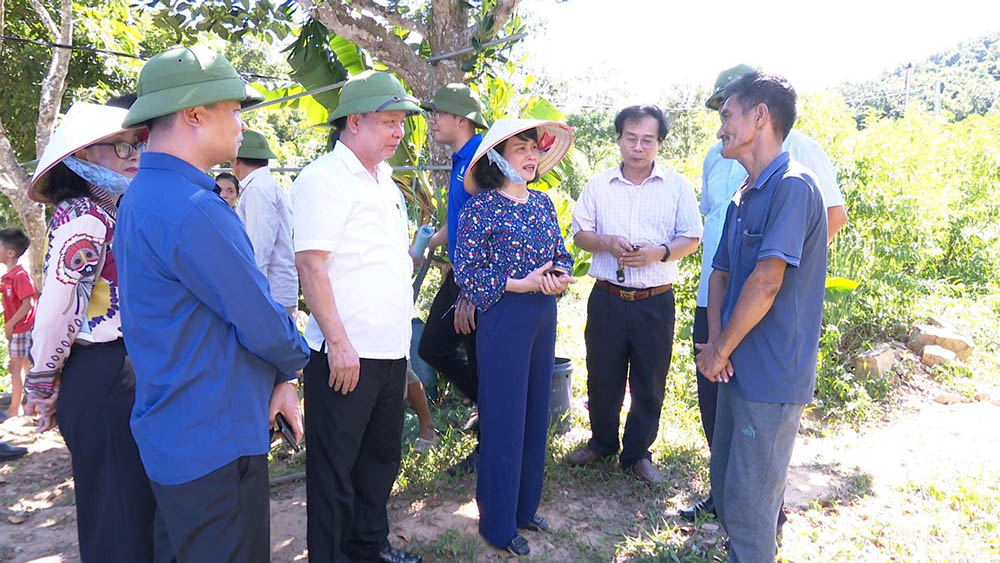 Tổ công tác số 5 phối hợp với huyện Tiên Yên khảo sát địa điểm tái định cư tại xã Tiên Lãng. Ảnh: Xuân Thao (CTV)
