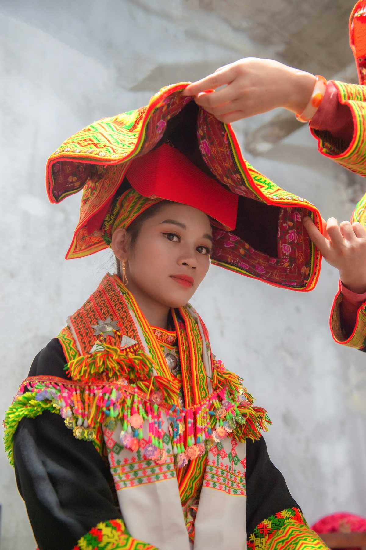 Cô dâu người Dao Lù Gang trong trang phục rực rỡ sắc màu.
