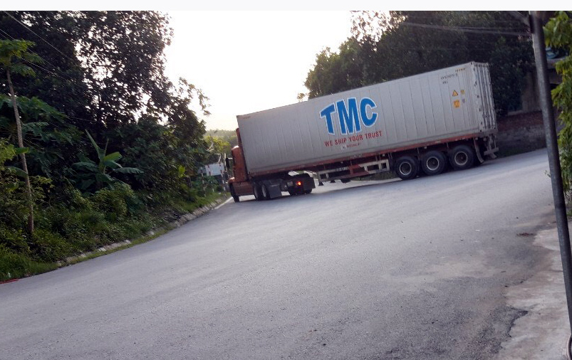 các xe tải trọng lớn đi từ huyện Ba Chẽ qua khu vực Đồng Mỏ, phường Mông Dương (đường 329) sang đường 326 đoạn qua xã Dương Huy (TP Cẩm Phả).