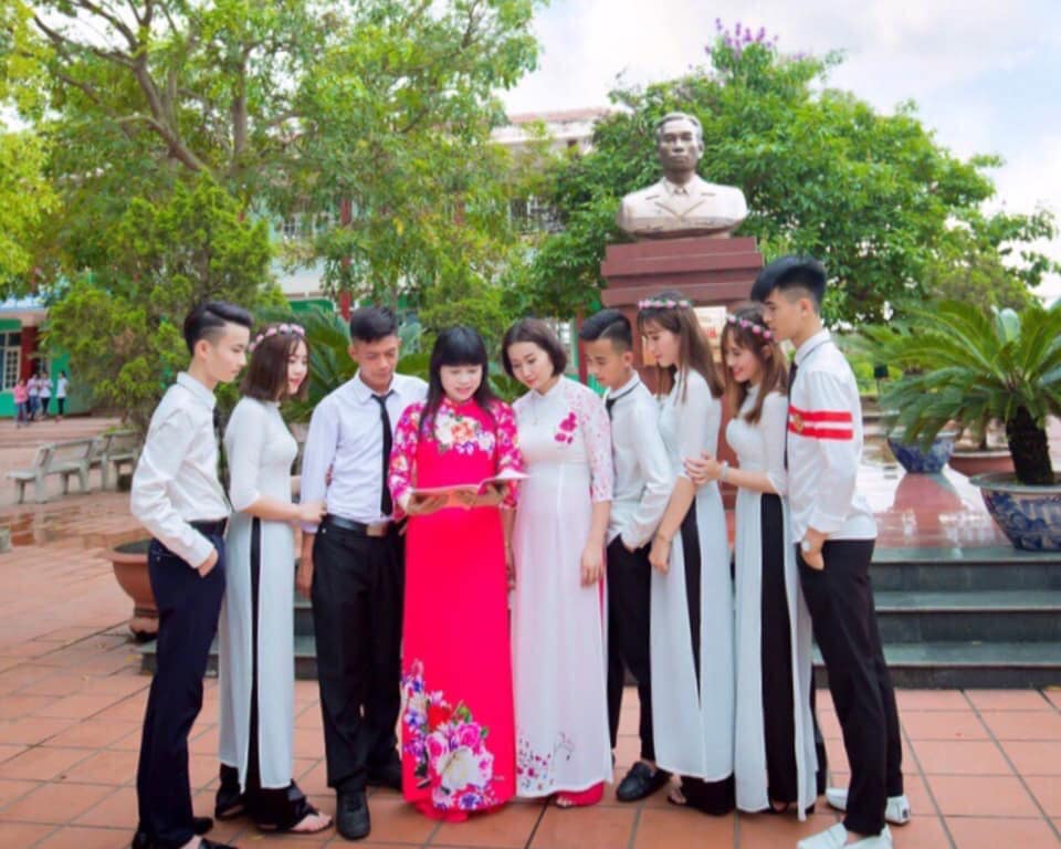 Cô và trò Trường THPT Nguyễn Bình, thị xã Đông Triều ôn lại lịch sử Đệ tứ Chiến khu.