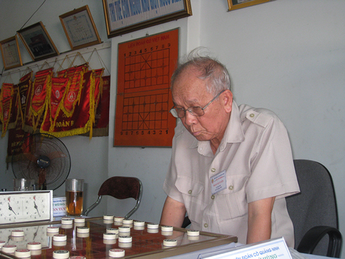 Ông Phạm Văn Tuyển bên bàn cờ tướng.
