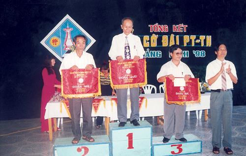 Ông Phạm Văn Tuyển nhận giải nhất toàn đoàn môn cờ tướng Giải cờ truyền thống 1998