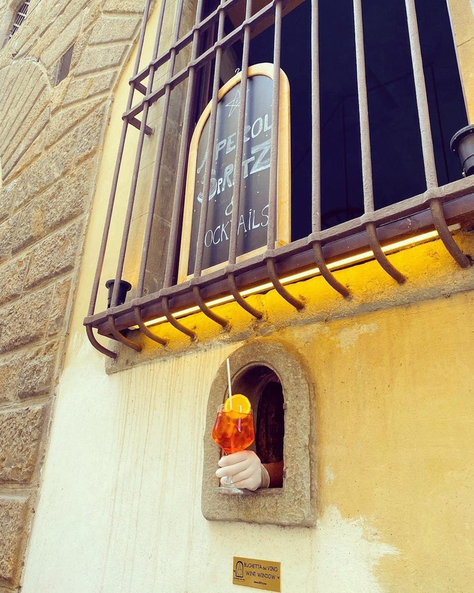 Gần đó, du khách và người dân địa phương có thể thưởng thức những ly cocktail thơm ngon và đầy màu sắc từ hàng Osteria delle Brache ở khu Peruzzi.