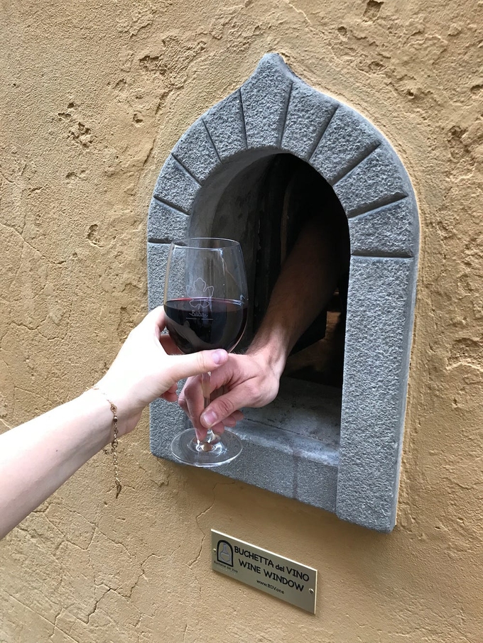 Nằm cạnh sông ở Santo Spirito, nhà hàng kiêm bar Babae đã dùng chính cửa sổ rượu của tòa nhà để phục vụ rượu cho thực khách từ lúc 19h - 20h mỗi tối.