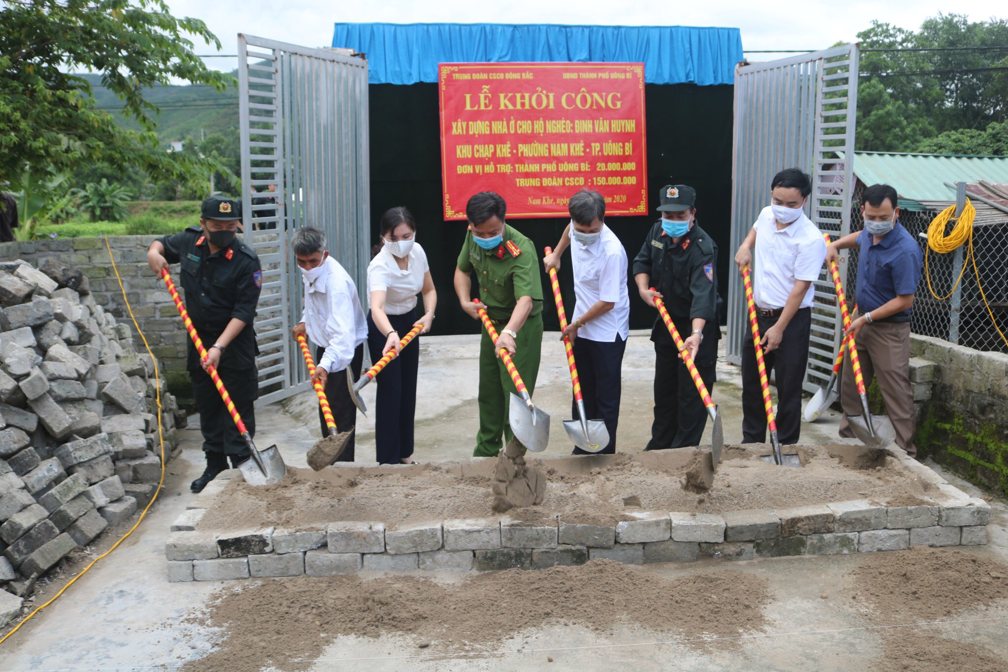 Các đồng chí lãnh đạo Trung đoàn CSCĐ, lãnh đạo TP Uông Bí khởi công xây nhà tình thương cho ông Đinh Văn Huynh