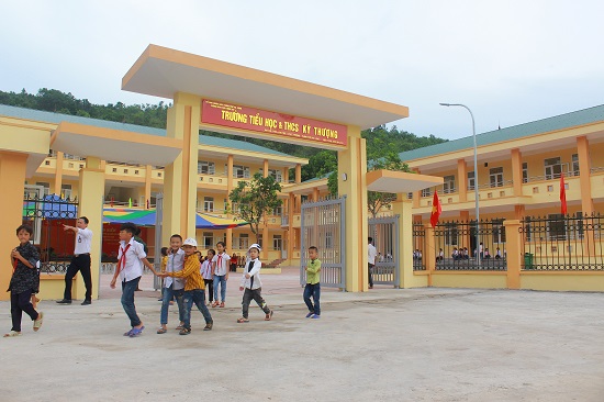 Học sinh trường Tiểu học-THCS Kỳ Thượng hân hoan đến trường. Ảnh: Hồng Phương - CTV