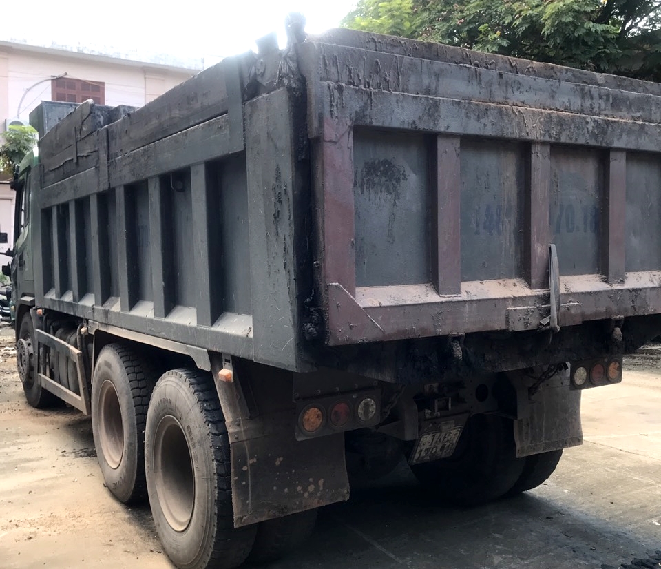 Xe tải vi phạm được đưa về trụ sở Công an TX Quảng Yên.