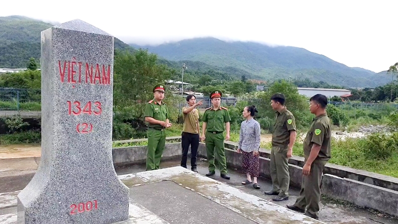Công an xã Quảng Đức (huyện Hải Hà) tuyên truyền cho nhân dân bản Vắn Tốc tham gia bảo vệ an ninh quốc gia vùng biên.