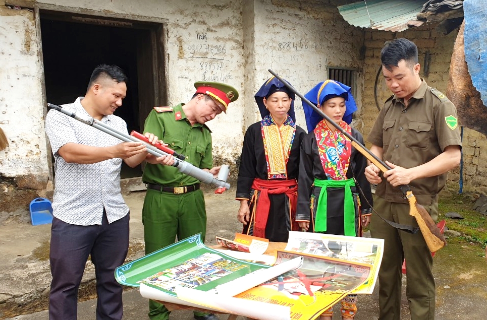 Công an xã Đồn Đạc (huyện Ba Chẽ) vận động người dân giao nộp công cụ hỗ trợ, súng tự chế.