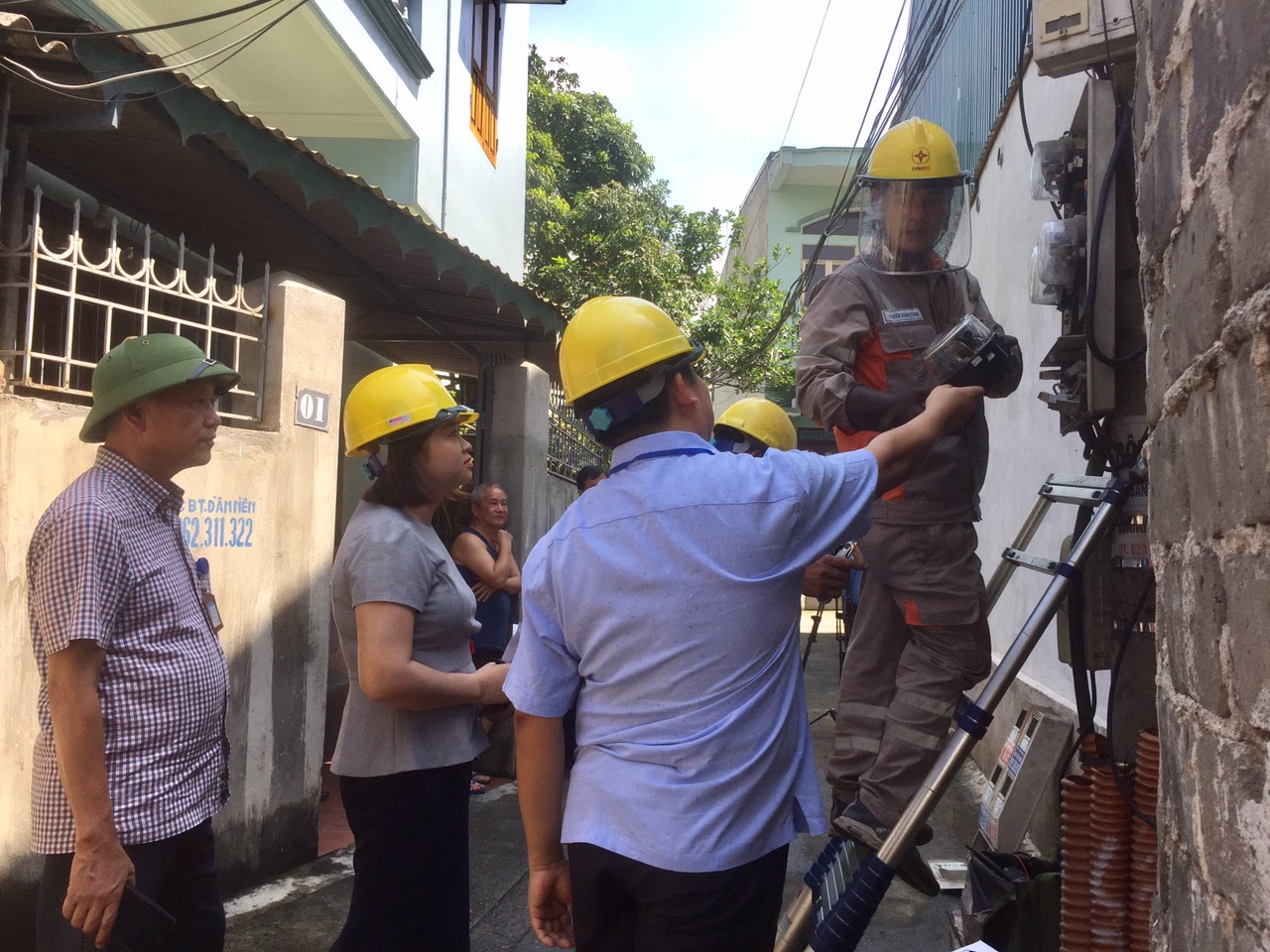 Đoàn kiểm tra liên ngành lấy mẫu ngẫu nhiên đồng hồ đo điện tại TP Uông Bí.