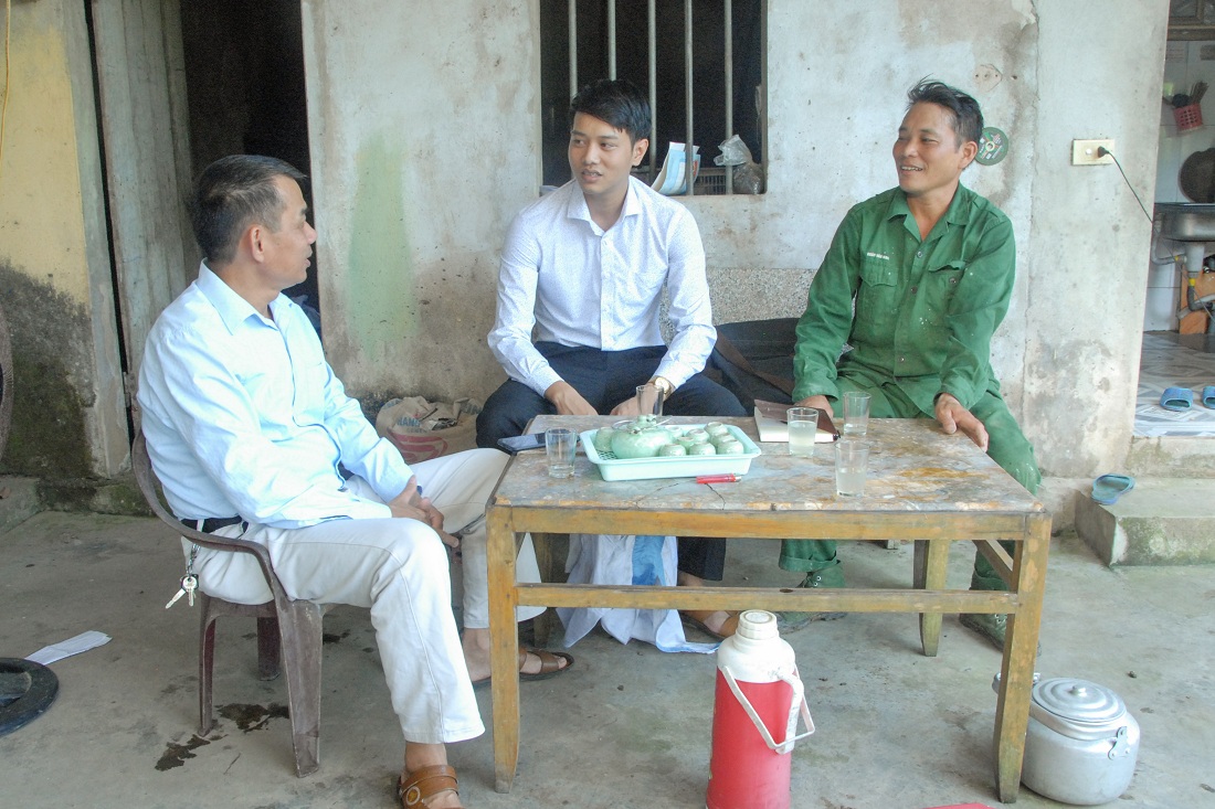 Cán bộ Khối MTTQ và các tổ chức CT-XH huyện Hải Hà, nắm tình hình đời sống, sản xuất hộ dân xã Quảng Chính.