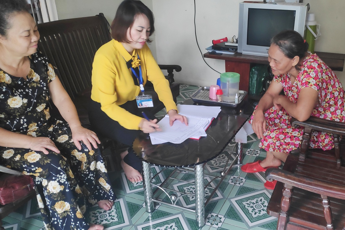 Cán bộ MTTQ phường Quang Hanh (TP Cẩm Phả), rà soát tình hình hộ nghèo trên địa bàn phường về việc được nhận hỗ trợ bị ảnh hưởng do dịch Covid-19.