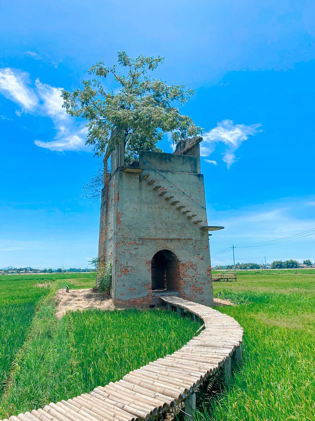 Để đi vào lò gạch cũ ở Quảng Nam này bạn cần phải băng qua cánh đồng trên chiếc cầu tre thơ mộng như trong truyện cổ tích. 