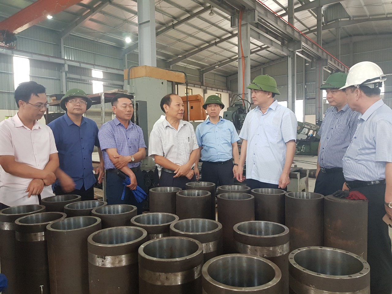 Đồng chí Ngô Hoàng Ngân, Phó Bí thư Thường trực Tỉnh ủy đã kiểm tra tình hình hoạt động tại Cụm Công nghiệp Cẩm Thịnh.