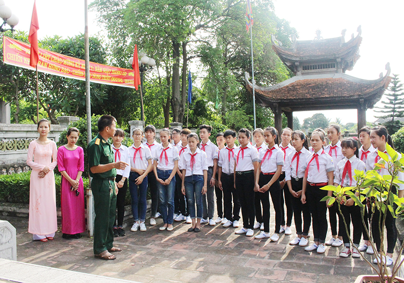 Học sinh Trường THCS Tân Việt thăm di tích đình chùa Hổ Lao- nơi thành lập Chiến khu Trần Hưng Đạo ngày 8/6/1945. Ảnh: dongtrieu.gov.vn