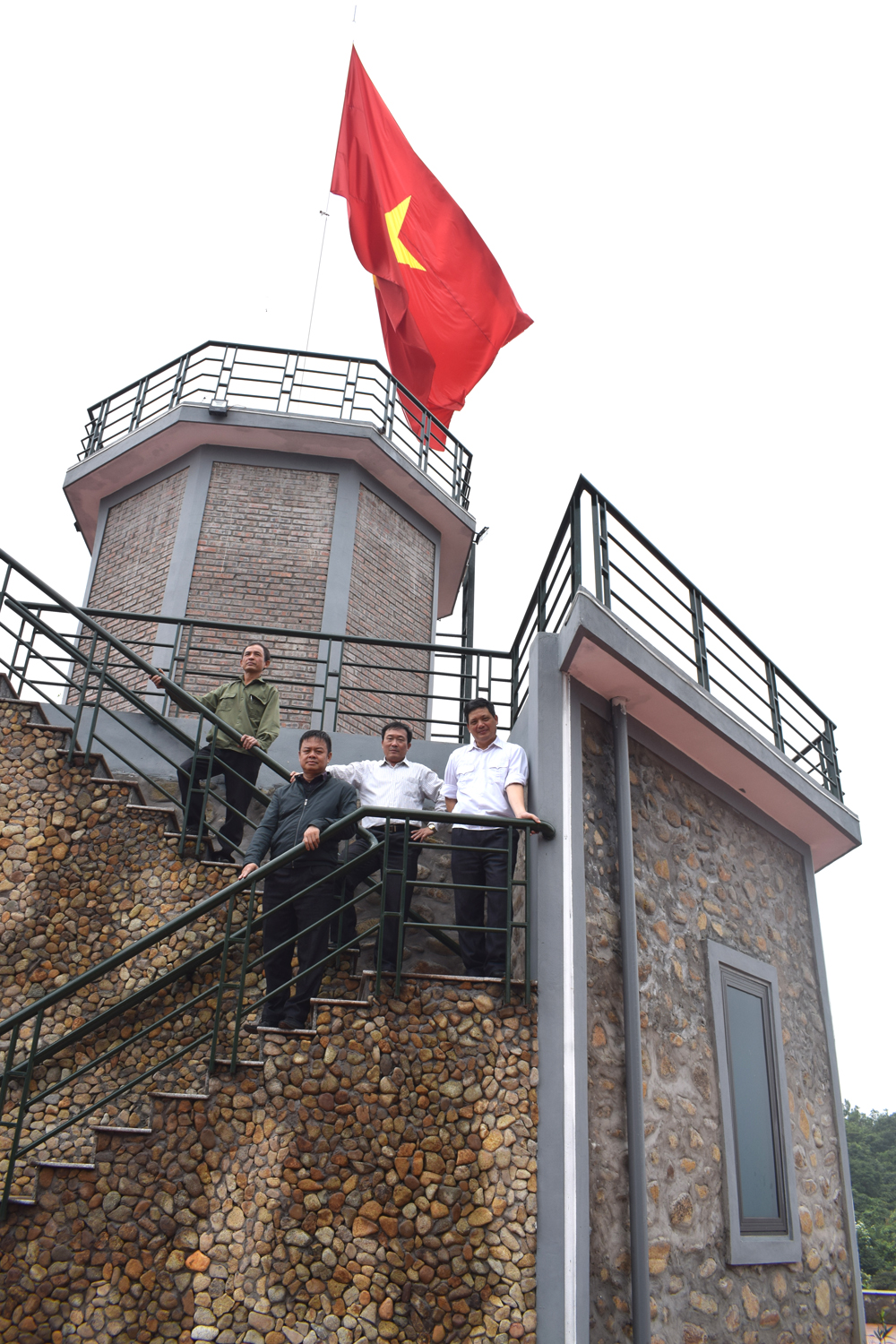 Cột cờ núi Hứa là điểm đến của nhiều du khách trong và ngoài huyện Đầm Hà.