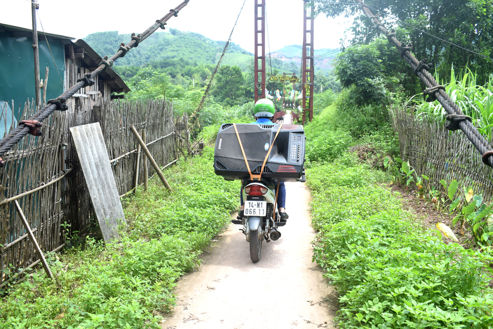 Đoàn viên, thanh niên xã Hà Lâu buộc loa thùng trên xe máy tuyên truyền phòng chống dịch tại thôn Bắc Lù.