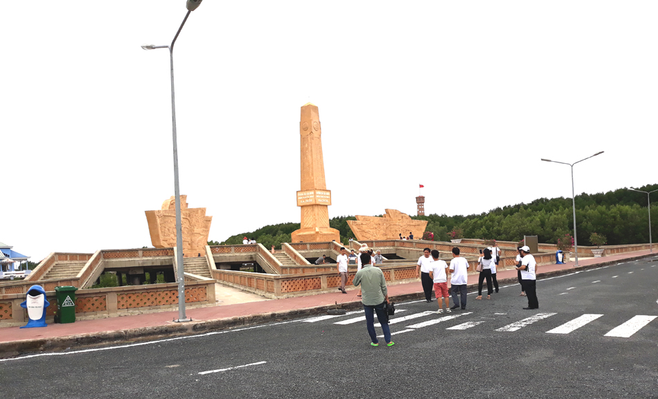 Công trình Đường Hồ Chí Minh điểm cuối Cà Mau được hoàn thành tháng 3/2019. Công trình gồm 1 trụ giữa cao 19m cùng 2 bên là phù điêu miêu tả cảnh chiến đấu bảo vệ đất nước và xây dựng phát triển quê hương của người dân Cà Mau.