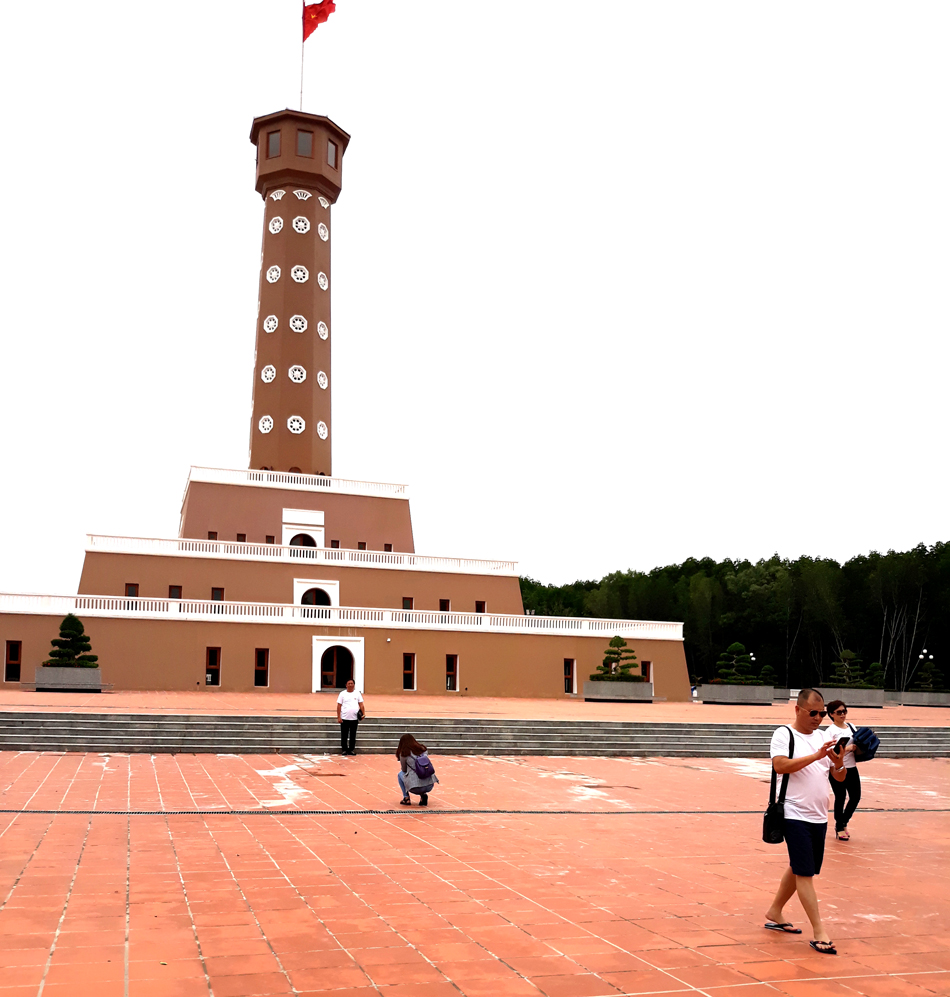 Cột cờ Hà Nội tại mũi Cà Mau mô phỏng kiến trúc Cột cờ tại Thủ đô Hà Nội, khẳng định chủ quyền lãnh thổ quốc gia