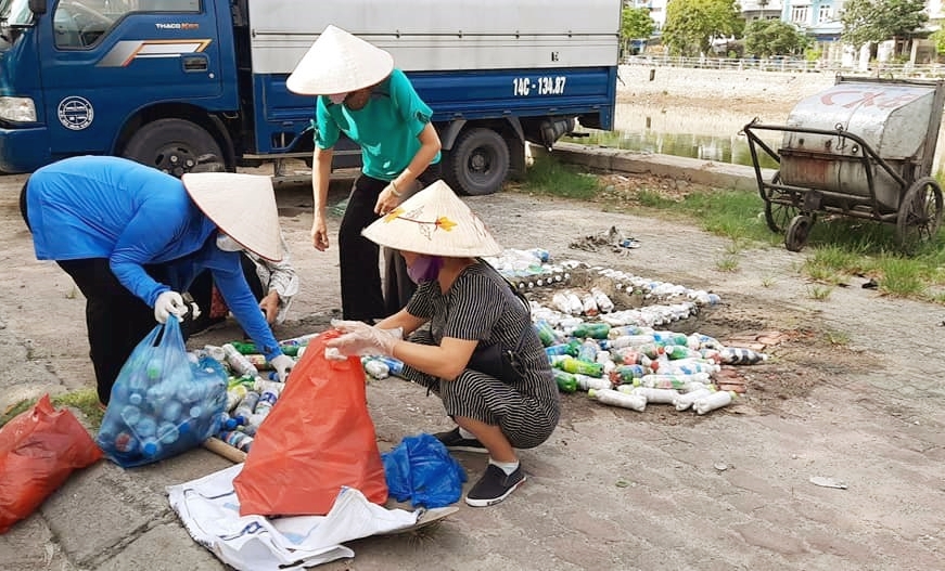 Phụ nữ phường Cao Xanh đang tiến hành thu gom và phân loại rác thải nhựa