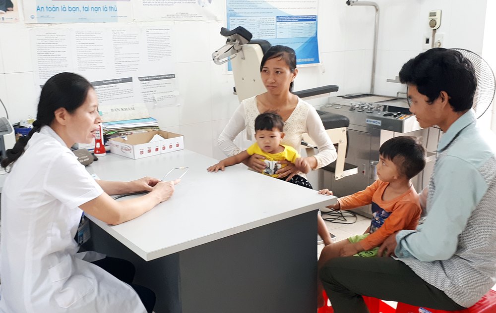 Bác sĩ Trạm Y tế xã Đồn Đạc (huyện Ba Chẽ) tư vấn cho người dân cách bảo vệ sức khỏe của trẻ trong dịp mùa hè.