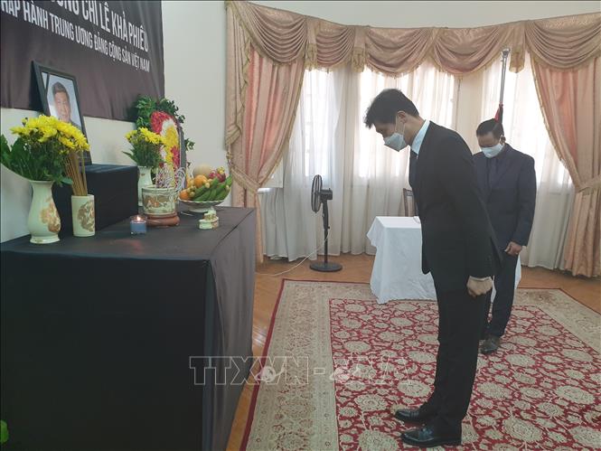 Đại sứ Hàn Quốc tại Ai Cập Hong Jin-wook đến viếng và ghi sổ tang tưởng niệm đồng chí Lê Khả Phiêu, nguyên Tổng Bí thư Ban Chấp hành Trung ương Đảng Cộng sản Việt Nam.