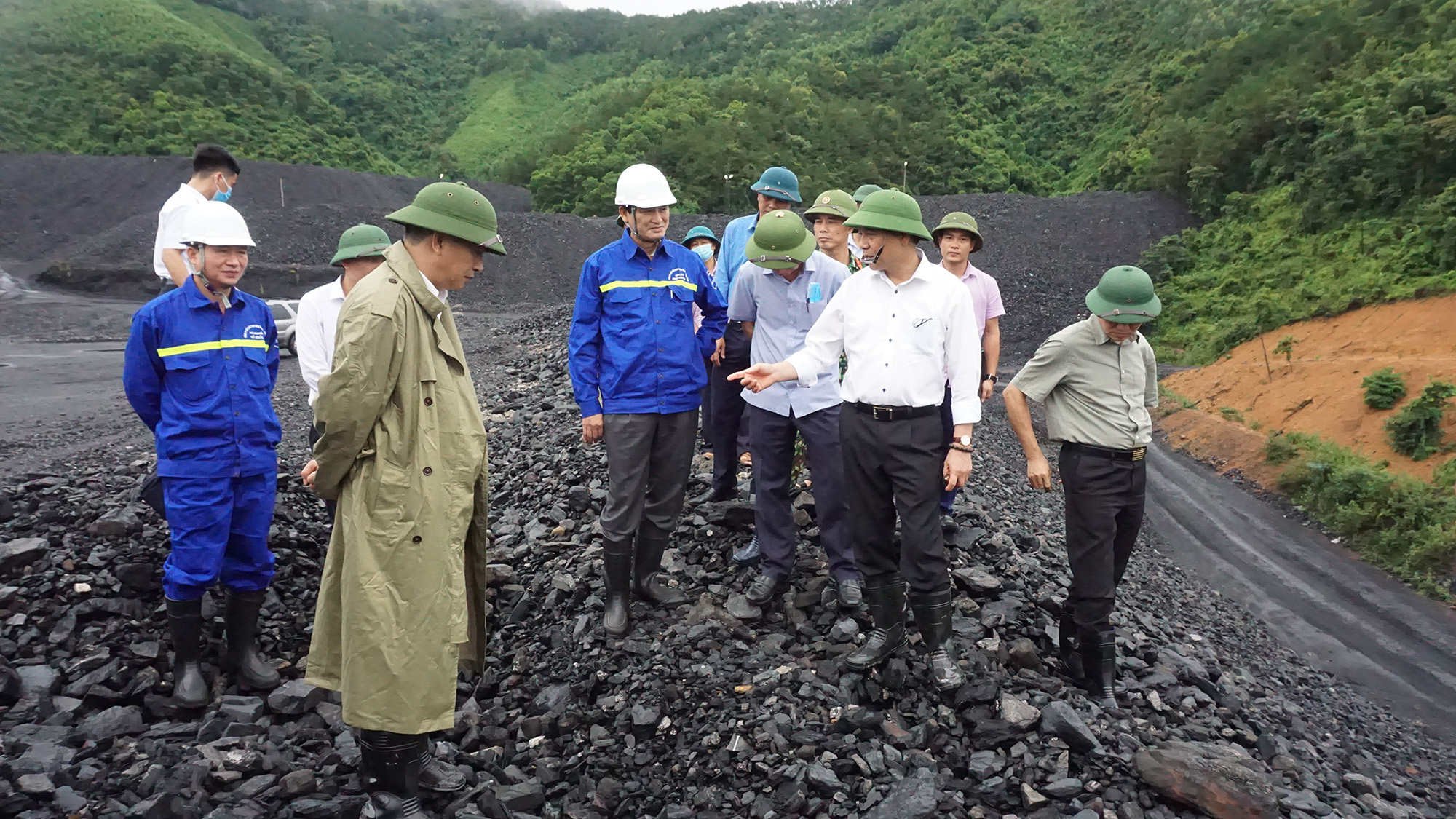 Đồng chí Đặng Huy Hậu, kiểm tra công tác phòng chống sạt lở, môi trường tại khu vực bãi thải Nhà máy tuyển than Vàng Danh 2 (Công ty CP Than Vàng Danh).